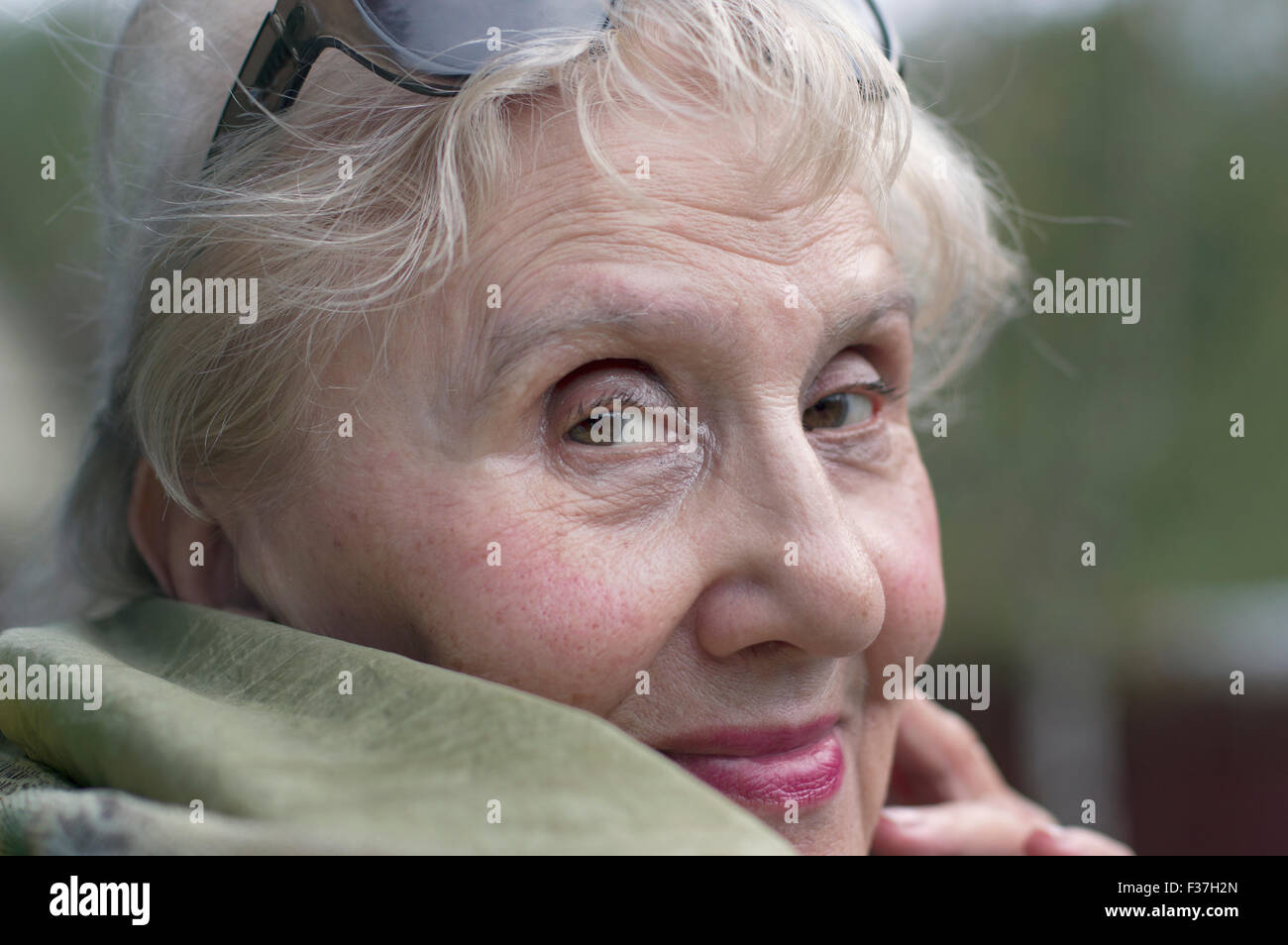 Glücklich aussehende Senior weiblich Stockfoto