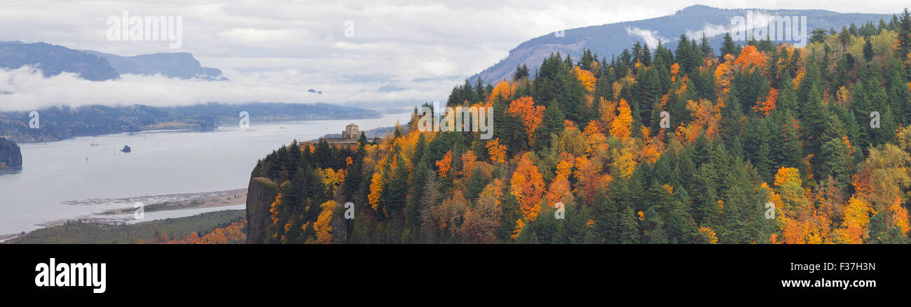 Vista-Haus am Crown Point entlang der Columbia River Gorge Oregon im Herbst Saison Panorama Stockfoto