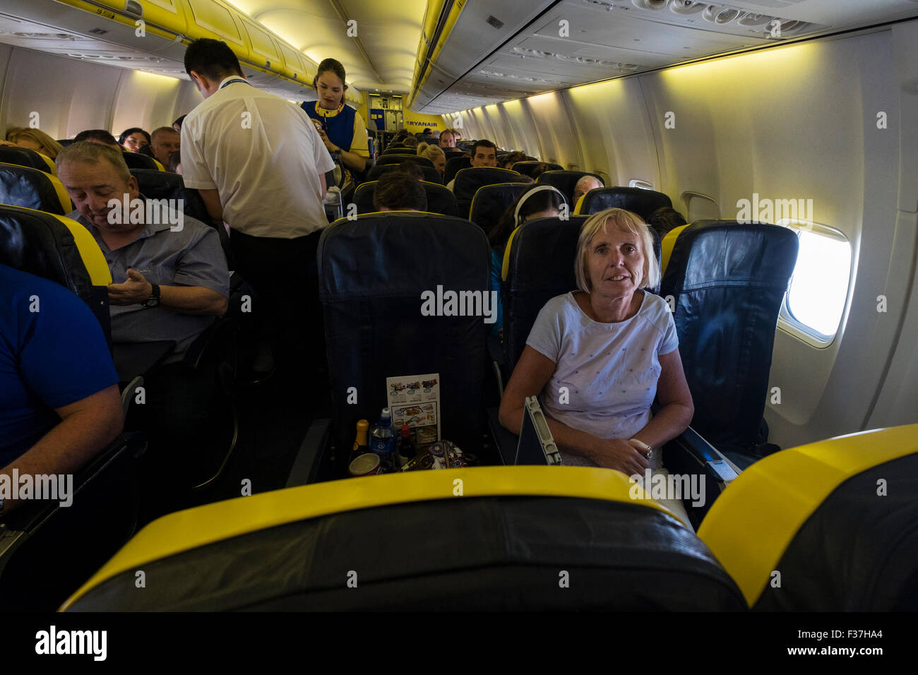 Passagiere und Flugbegleiter auf einem Ryanair-Airbus A380-Flug. Stockfoto