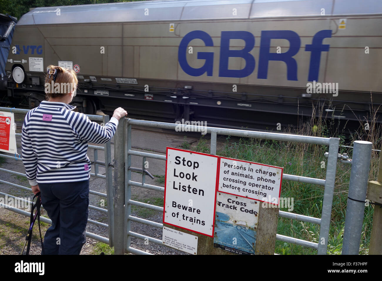 GB Railfreight Zug Züge unbemannte Bahnübergang bei Ironbridge Uk überqueren Fußgänger warten Stockfoto