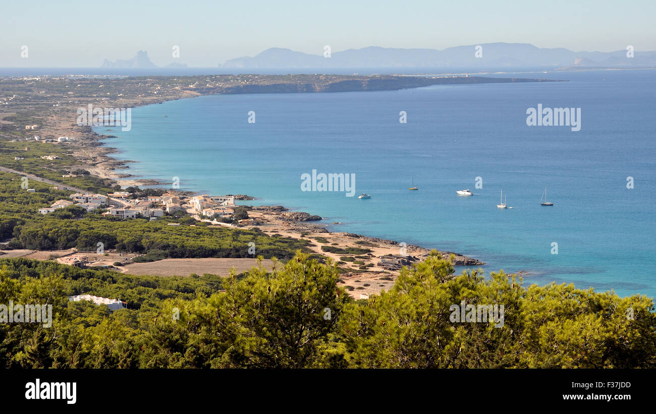 Panoramablick von Es Caló und Nord Küste mit Ibiza und Formentera Es Vedrá Inseln in der Ferne (Formentera, Balearen, Spanien) Stockfoto