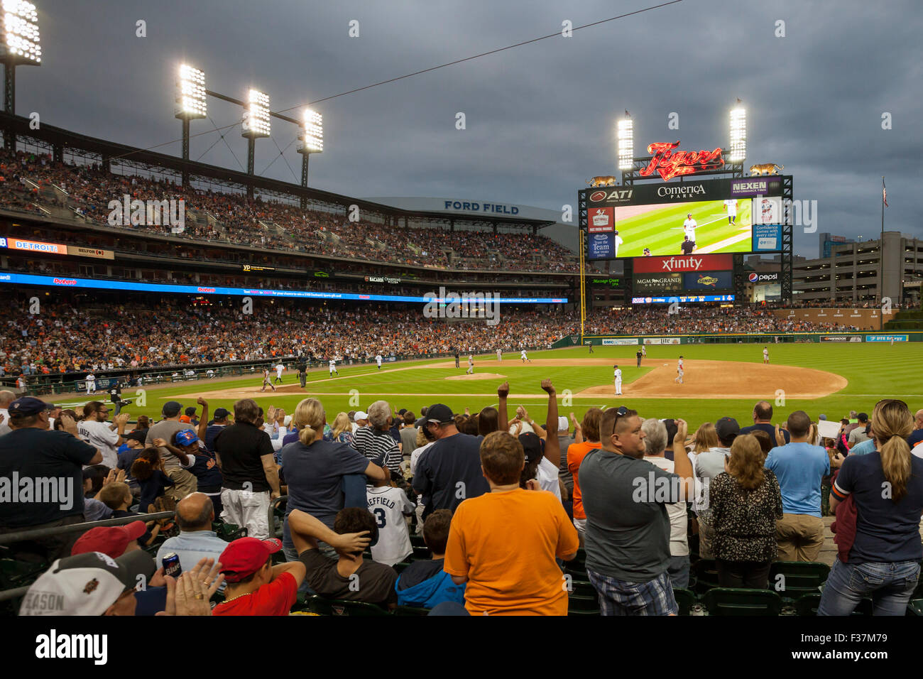 Detroit, Michigan - Detroit Tigers Baseball Fans jubeln einen Homerun im Comerica Park. Stockfoto