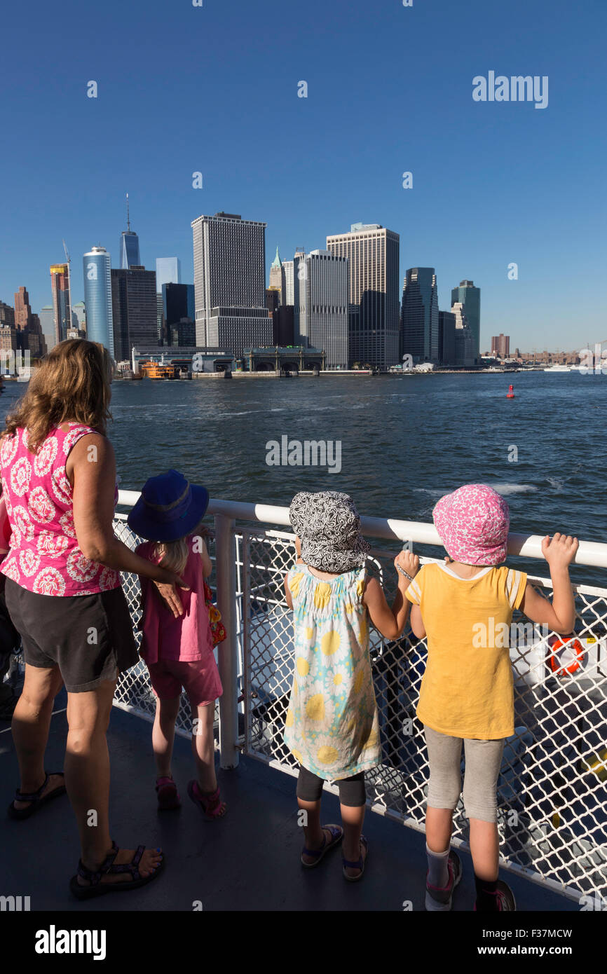 Mutter und kleine Mädchen fahren die Governors Island Fähre in Richtung Manhattan, NYC, USA Stockfoto