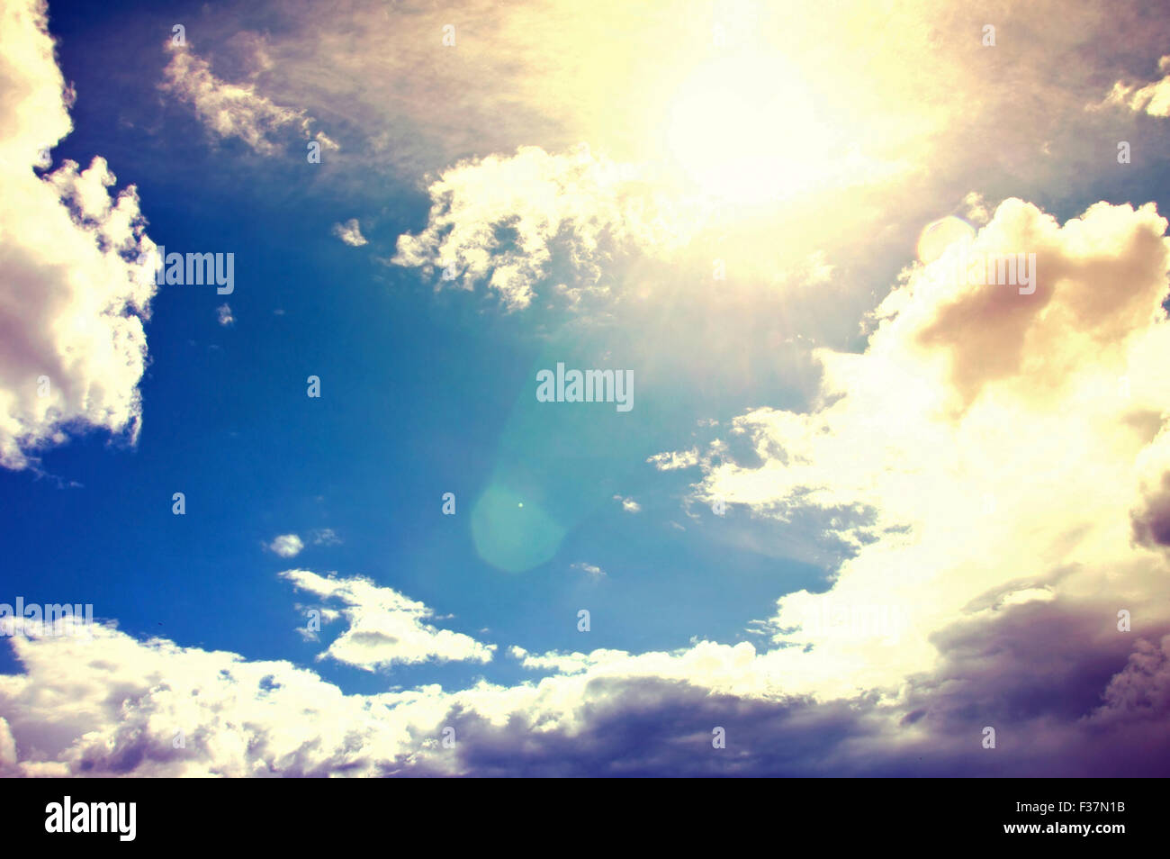 Vintage hellen Himmel mit Sonne und Wolken. Natur. Stockfoto