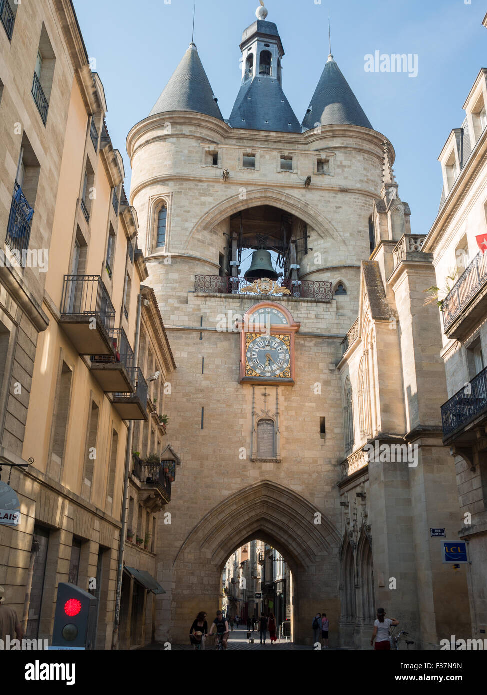 Uhr und Bell Tower der Église Catholique Saint-Eloi zwischen den Gebäuden Stockfoto