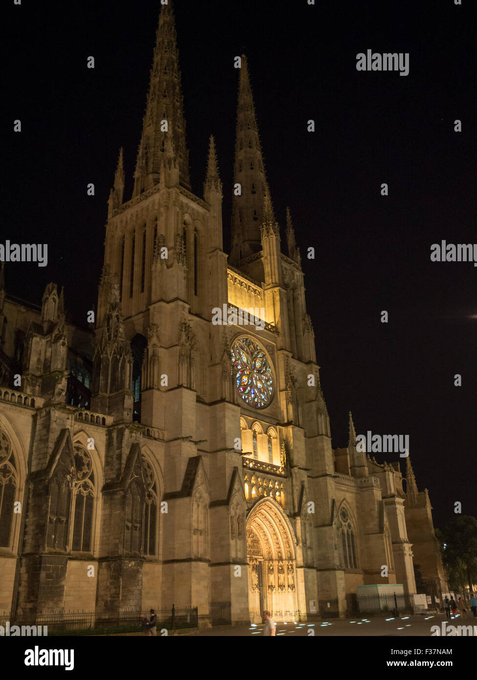 Kathedrale von Bordeaux in der Nacht Stockfoto