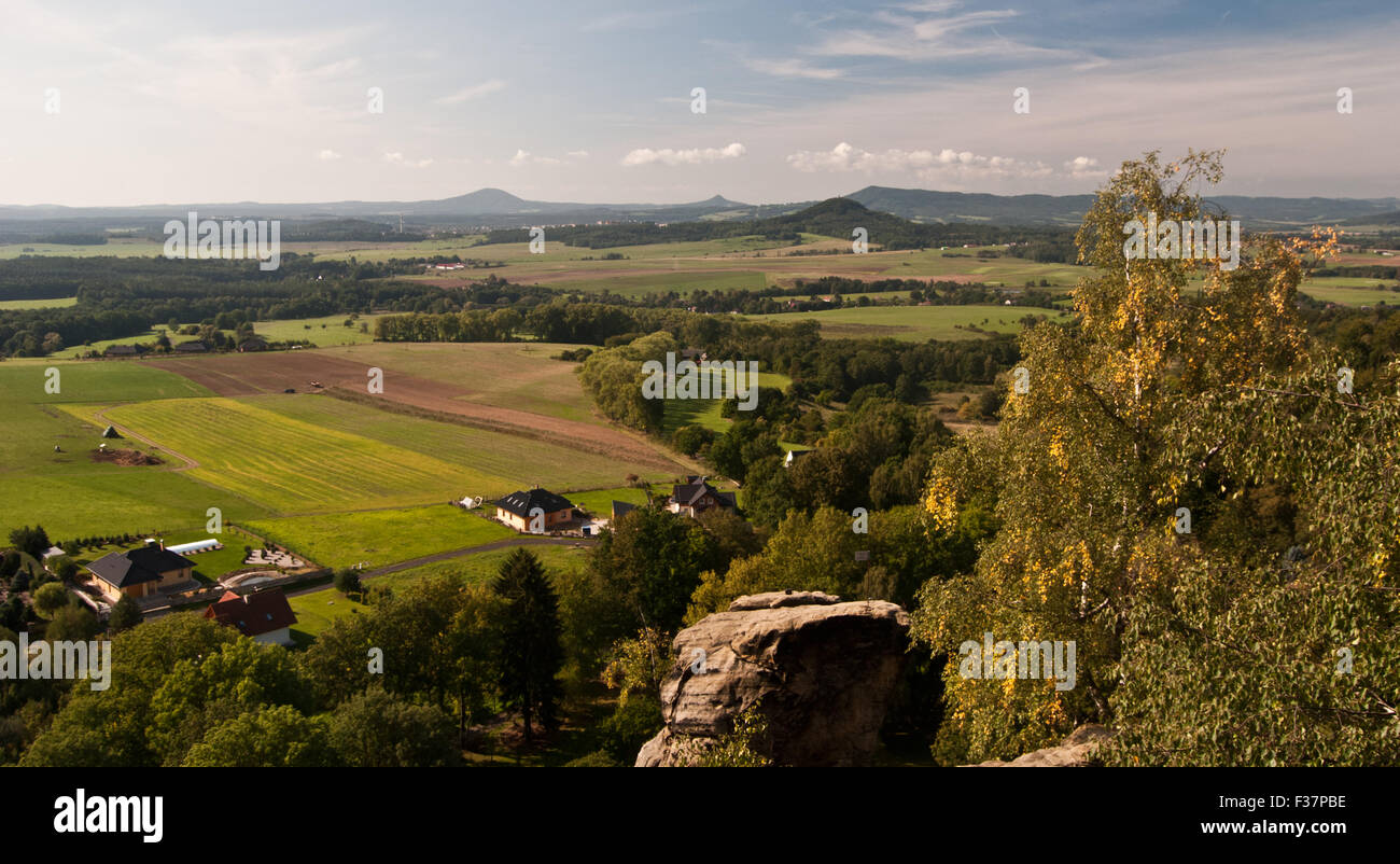 Panorama der Landschaft Nord-Böhmen mit Mischung aus Feldern, Wiesen, Hügel (alte Vulkane) und Dörfer von Dedova Skala Felsen Stockfoto