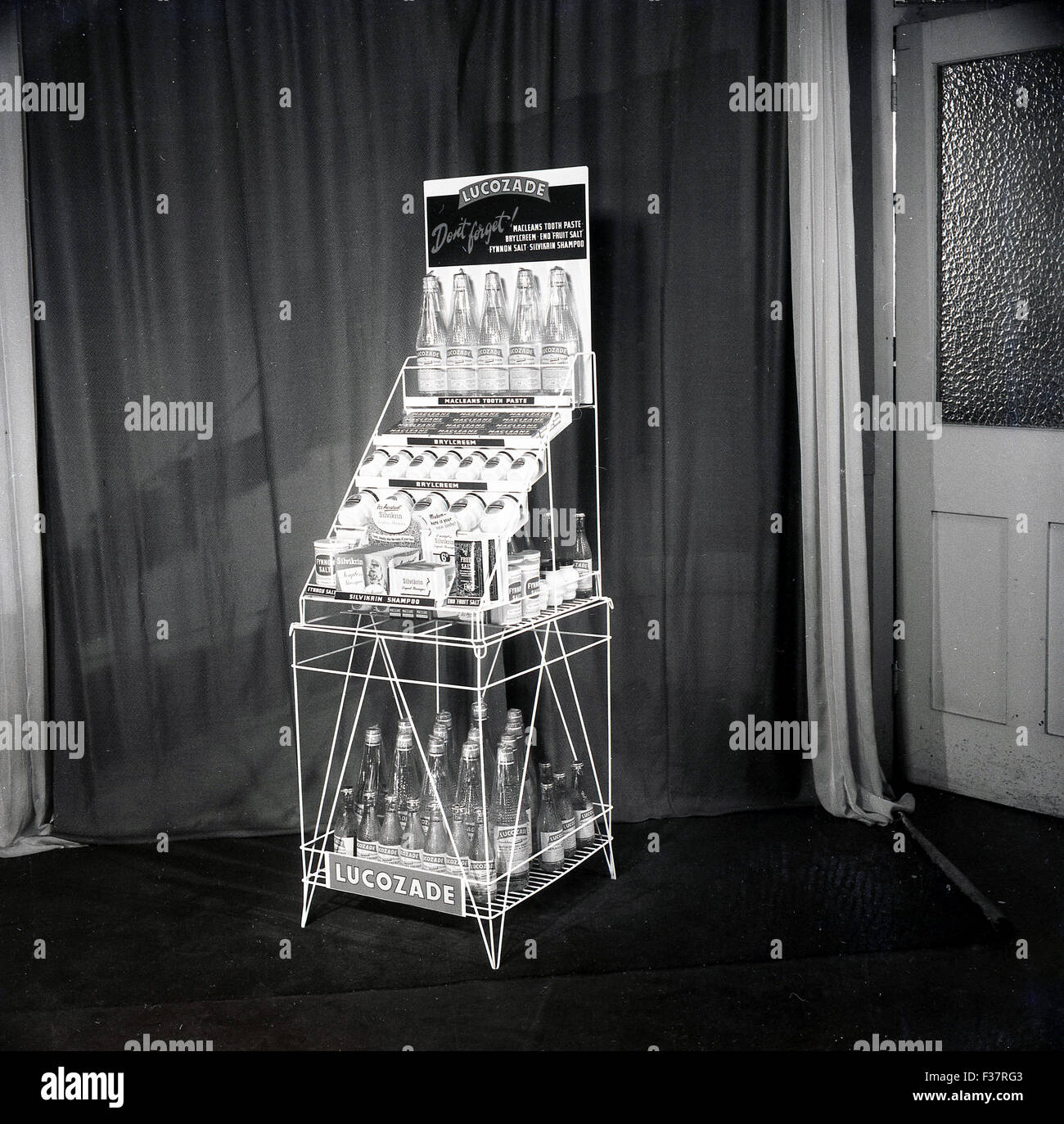 zeigen Sie 1950er-Jahren, historische an, stehen für Lucozade Energy-Drinks. Stockfoto