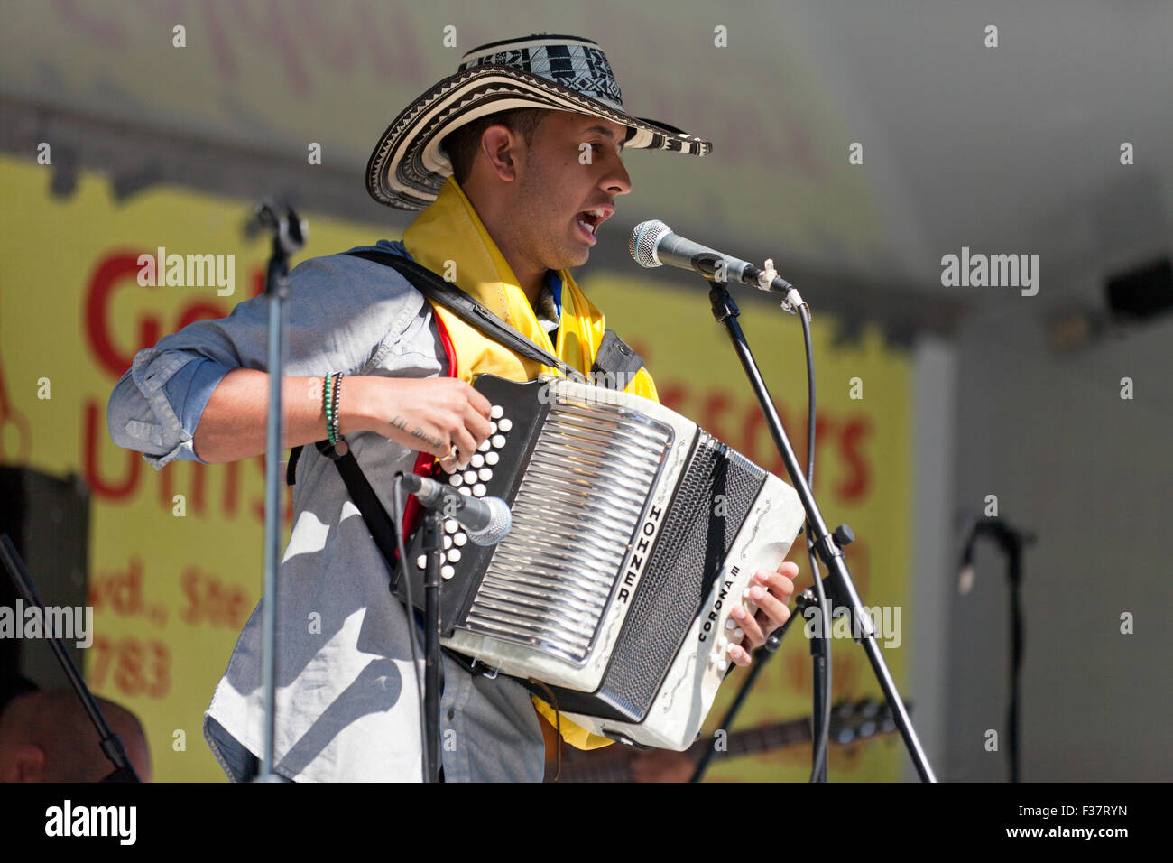 Jeffrey Meza' Lil Duey "Wiedergeben einer Hohner Corona III Akkordeon während der nationalen Latino Festival 2015 (Akkordeon spieler) - Washington, DC, USA Stockfoto