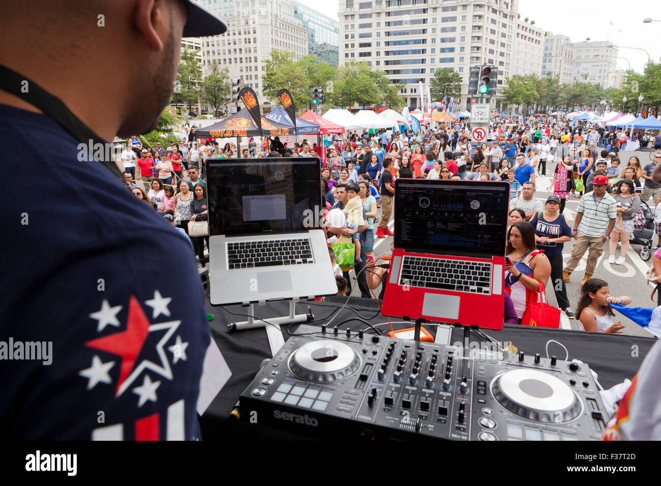 DJ-Mix auf der Bühne ein Konzert im freien - USA Stockfoto