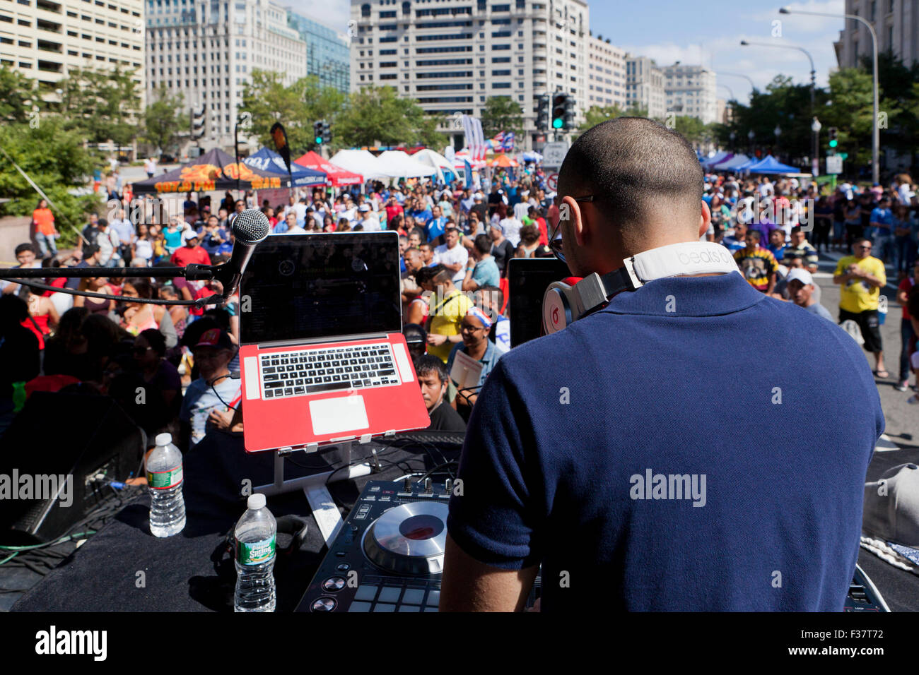 DJ-Mix auf der Bühne ein Konzert im freien - USA Stockfoto