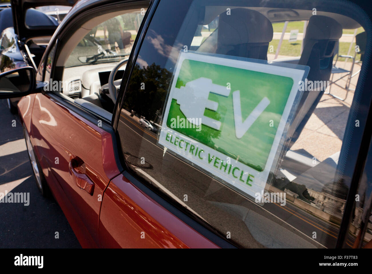 EV-Schild an Elektroauto - USA Stockfoto