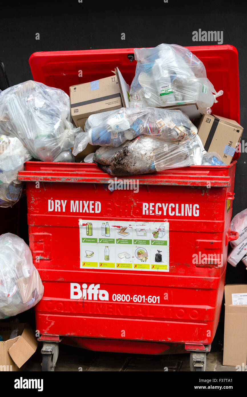 Müll gestapelt für Sammlung hoch. England-UK Stockfoto