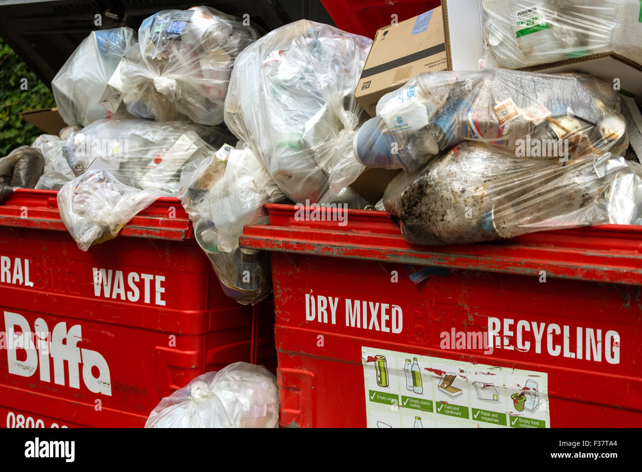 Müll gestapelt für Sammlung hoch. England-UK Stockfoto