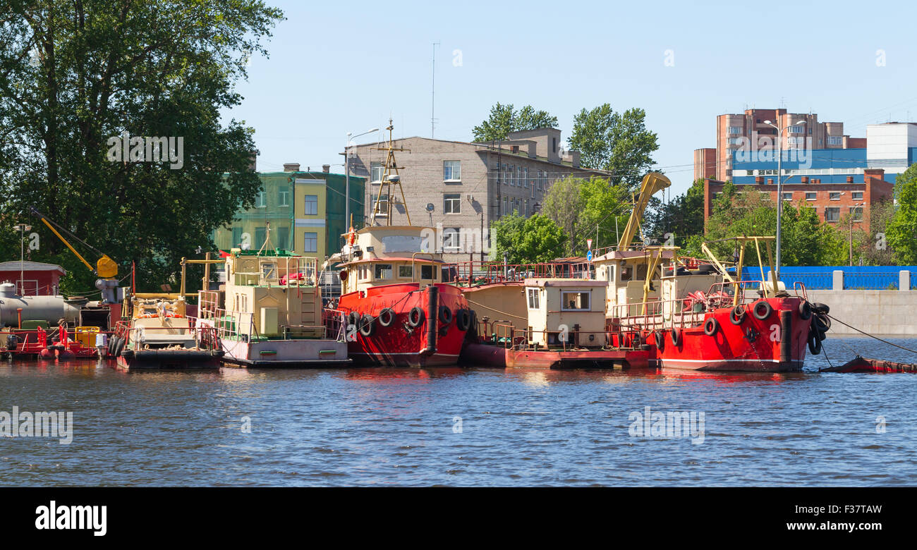 Industrielle Kleinboote sind vor Anker in Sankt-Petersburg, Russland Stockfoto
