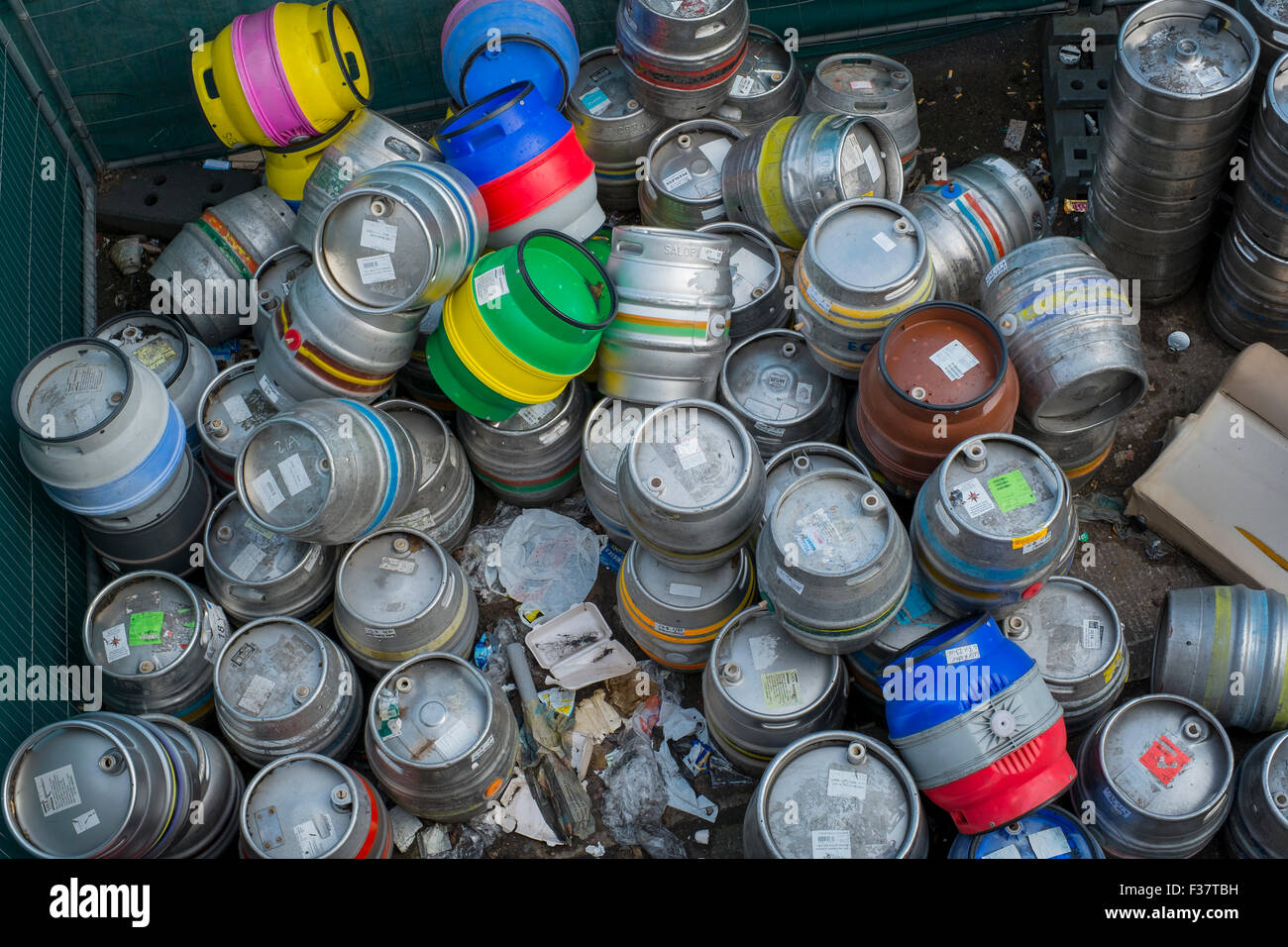 Leere Bierfässer vor einem britischen Pub. Stockfoto