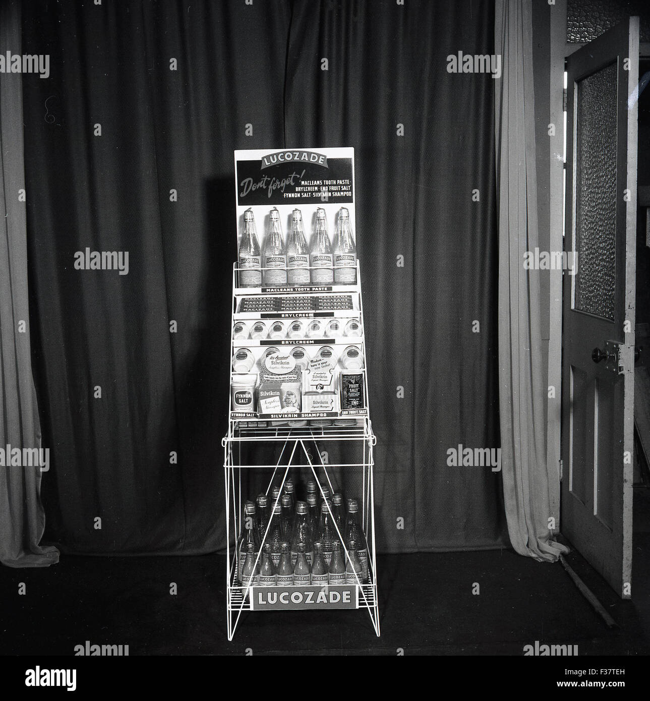 zeigen Sie 1950er-Jahren, historische an, stehen für Lucozade Energy-Drinks. Stockfoto