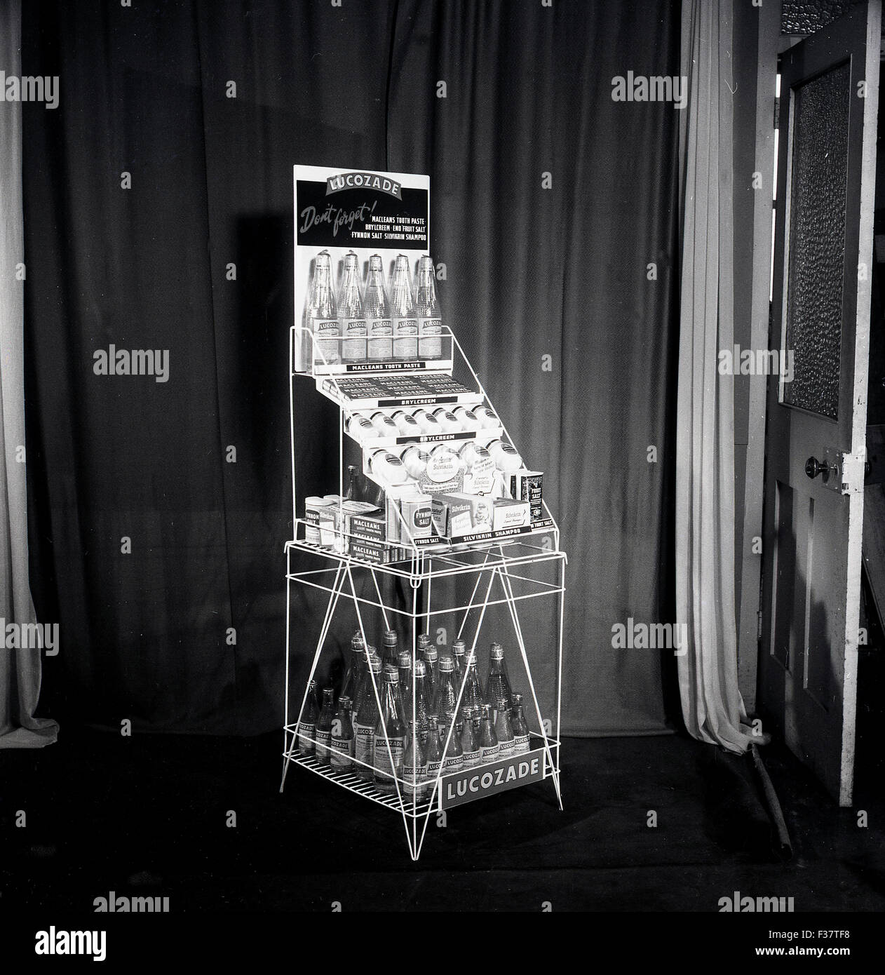 zeigen Sie 1950er-Jahren, historische an, stehen für Lucozade Energy-Drinks. Stockfoto