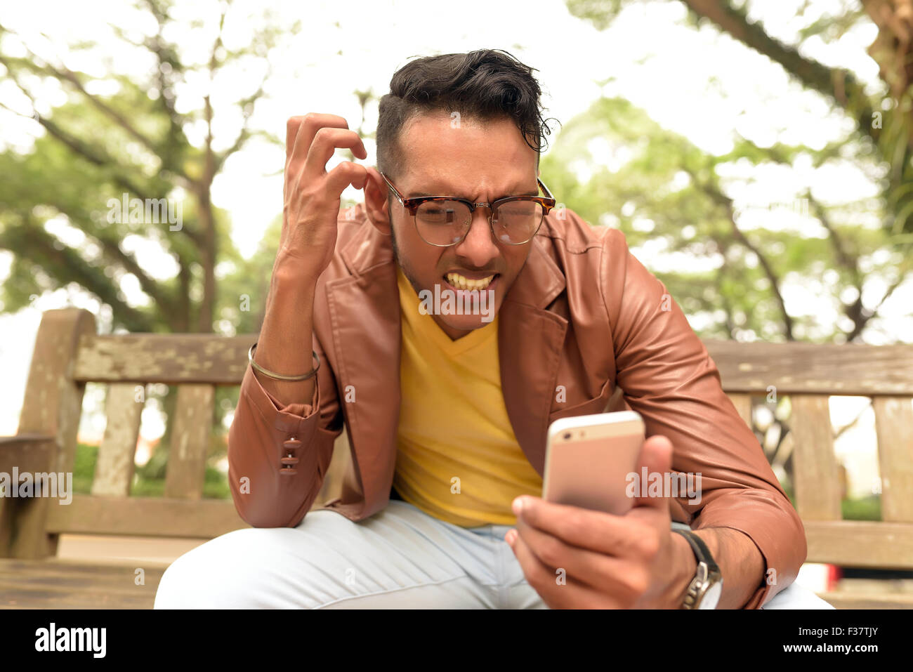 Asiatisch, Mann, indische Ethnien, Smart Phone, Casual, Kleidung, im Freien. Stockfoto