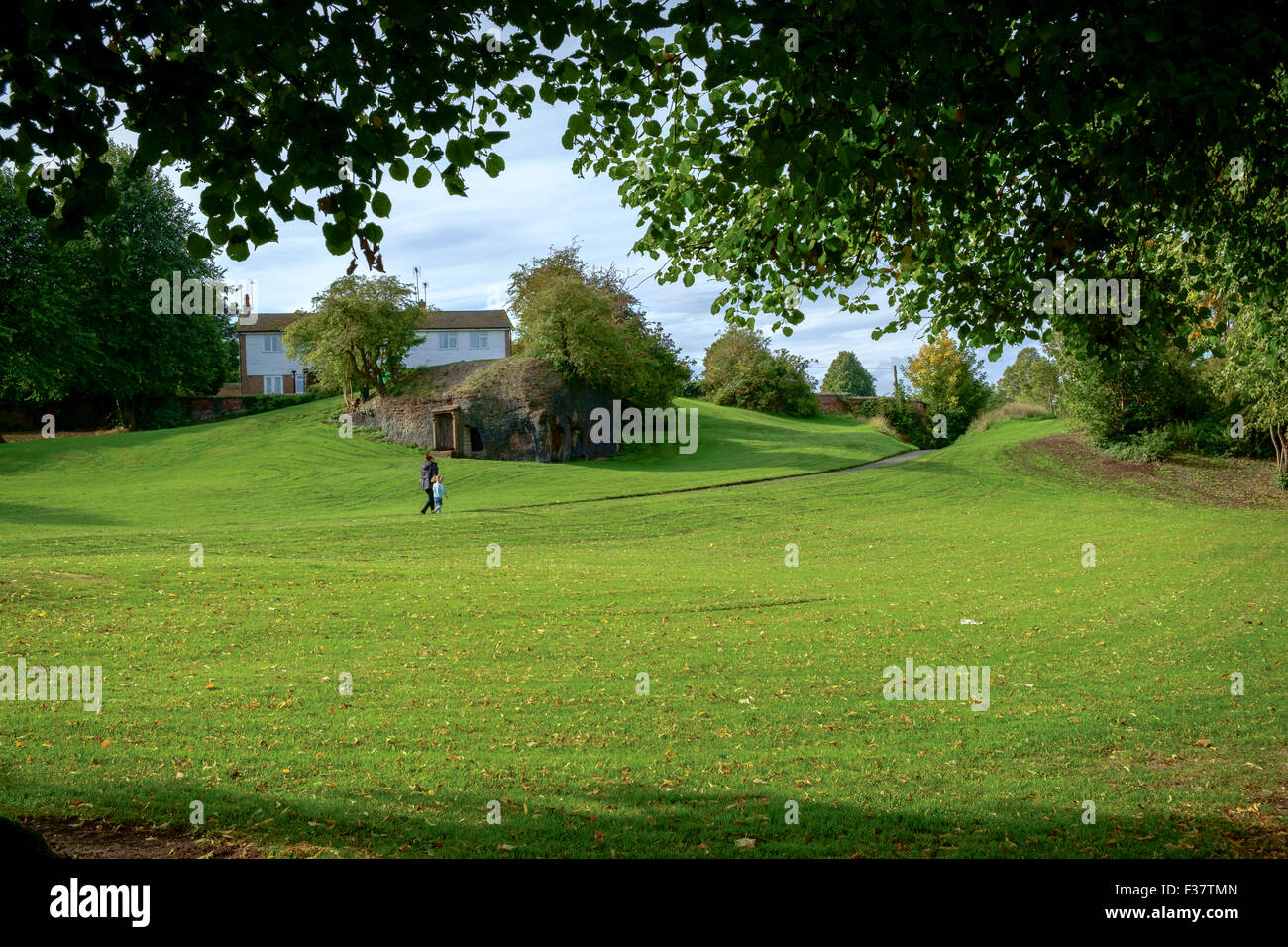 Anfang Herbst Szene in Handbridge, Chester mit römischen Schrein Minerva im Hintergrund Stockfoto