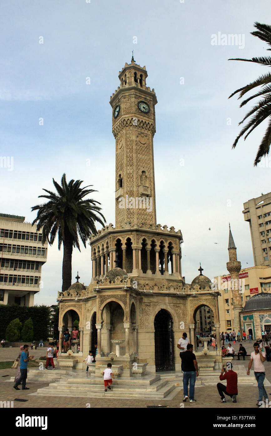 Berühmte alte Uhrenturm am Konak Square, Izmir, im Jahr 1901 erbaut, der Turm wurde das Wahrzeichen von Izmir. Stockfoto