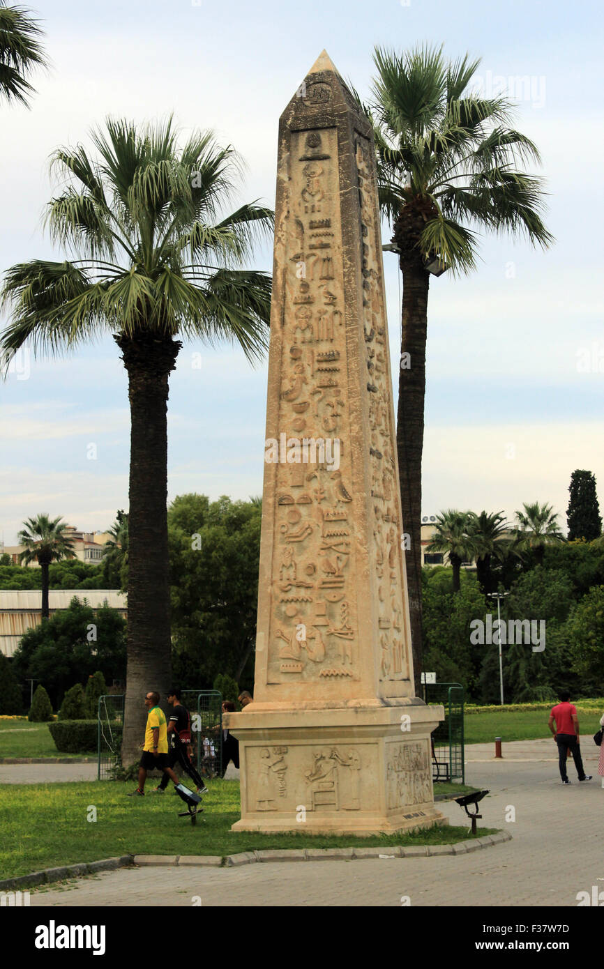 Izmir, Türkei - 26. September 2015: Ägyptische Obelisk in Izmir Fair, ägyptischer Obelisk Izmir, Türkei. Stockfoto