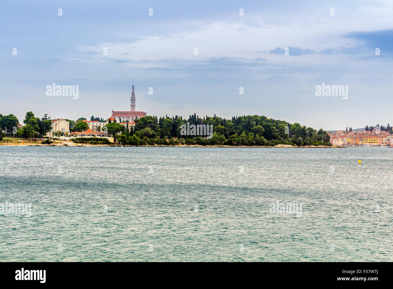 Adriatische Meer umgibt venezianischen alte Stadt, Rovinj, Halbinsel Istrien, Kroatien Stockfoto