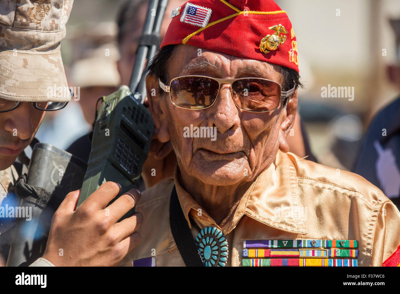 Pensionierter Marine Corps Navajo Code Talker Samuel Holiday während eines Besuchs in der Marine Corps Base Camp Pendleton 28. September 2015 in Oceanside, Kalifornien. Die Navajo Code Talkers wurden Amerikas geheime Waffe während des zweiten Weltkriegs. Stockfoto