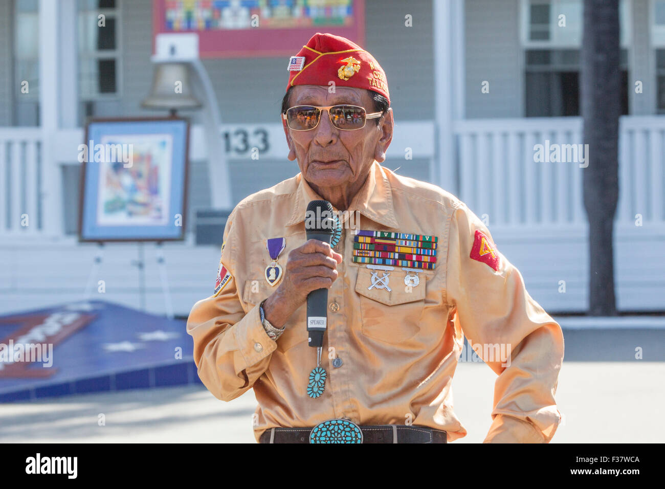 Pensionierter Marine Corps Navajo Code Talker Samuel Holiday während eines Besuchs in der Marine Corps Base Camp Pendleton 28. September 2015 in Oceanside, Kalifornien. Die Navajo Code Talkers wurden Amerikas geheime Waffe während des zweiten Weltkriegs. Stockfoto