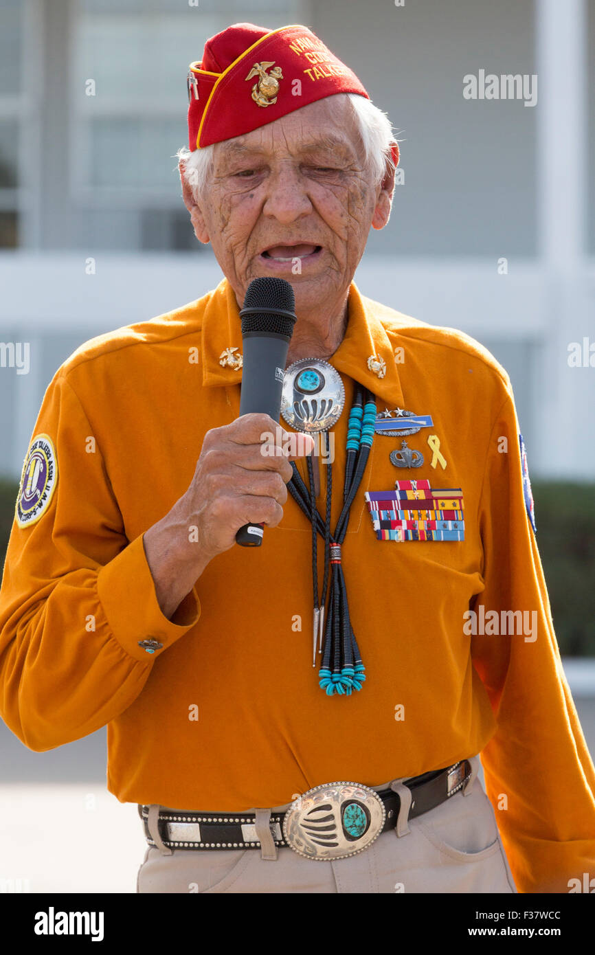 Pensionierter Marine Corps Navajo Code Talker Roy Hawthorn während eines Besuchs in der Marine Corps Base Camp Pendleton 28. September 2015 in Oceanside, Kalifornien. Die Navajo Code Talkers wurden Amerikas geheime Waffe während des zweiten Weltkriegs. Stockfoto