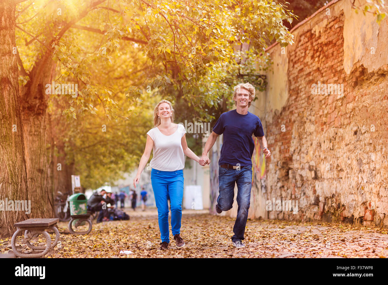 Junges Paar spazieren Stockfoto