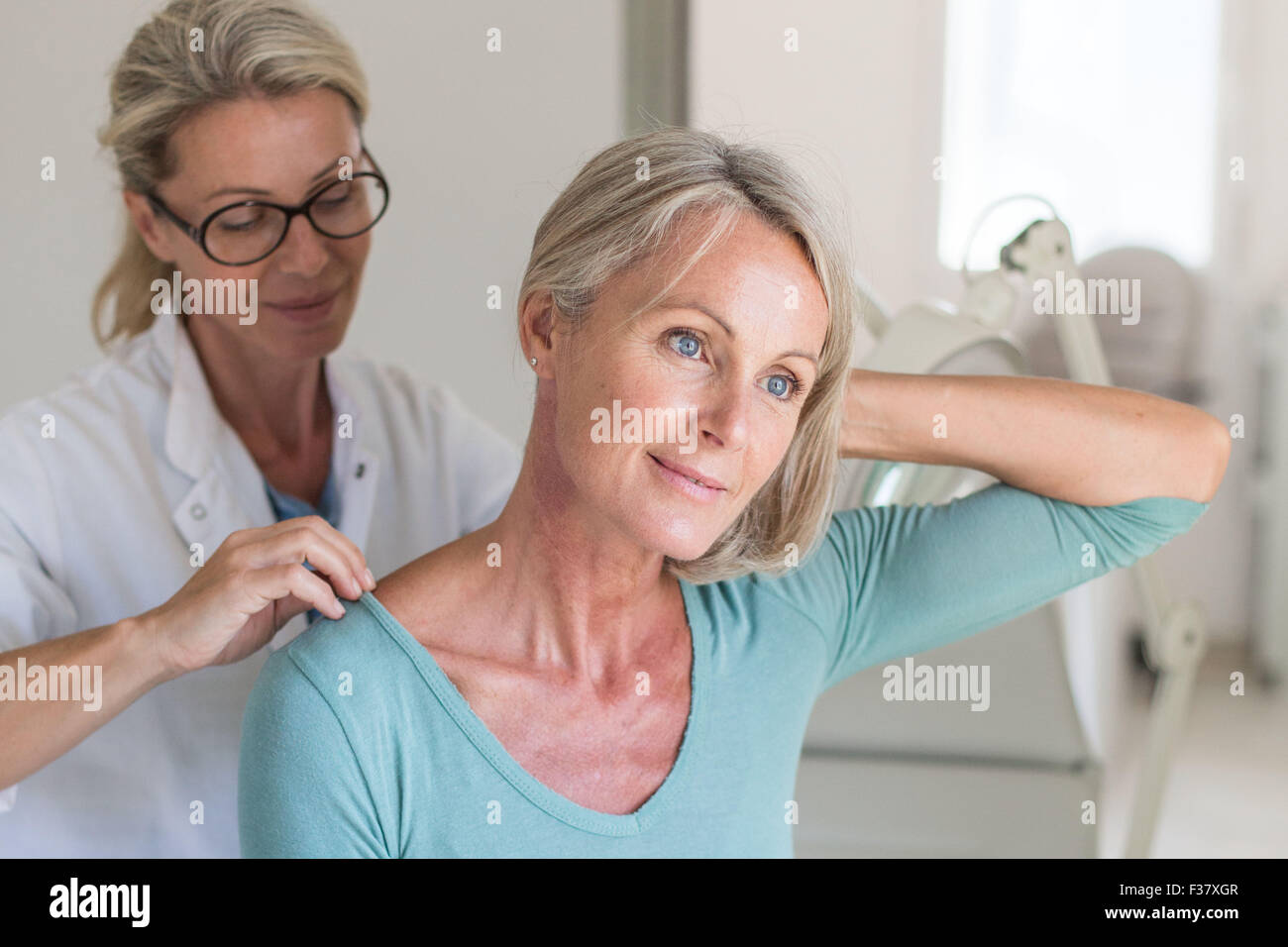 Arzt untersucht die Haut einer Frau. Stockfoto