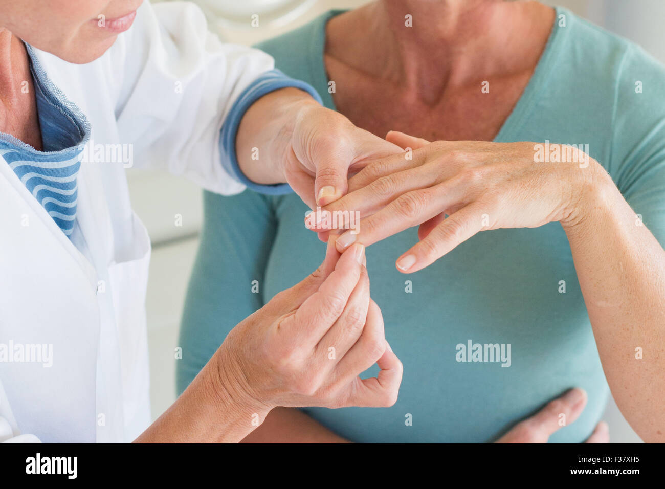 Fingern und Nägeln Untersuchung des Patienten. Stockfoto