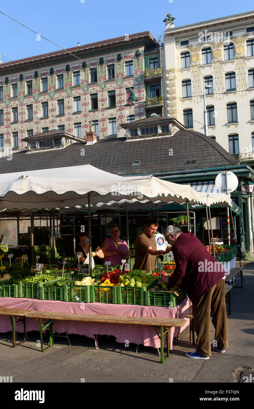 Markt vor Art Nouveau Wienzeilen-Häusern von Otto Wagner, Wien, Österreich, Weltkulturerbe Stockfoto