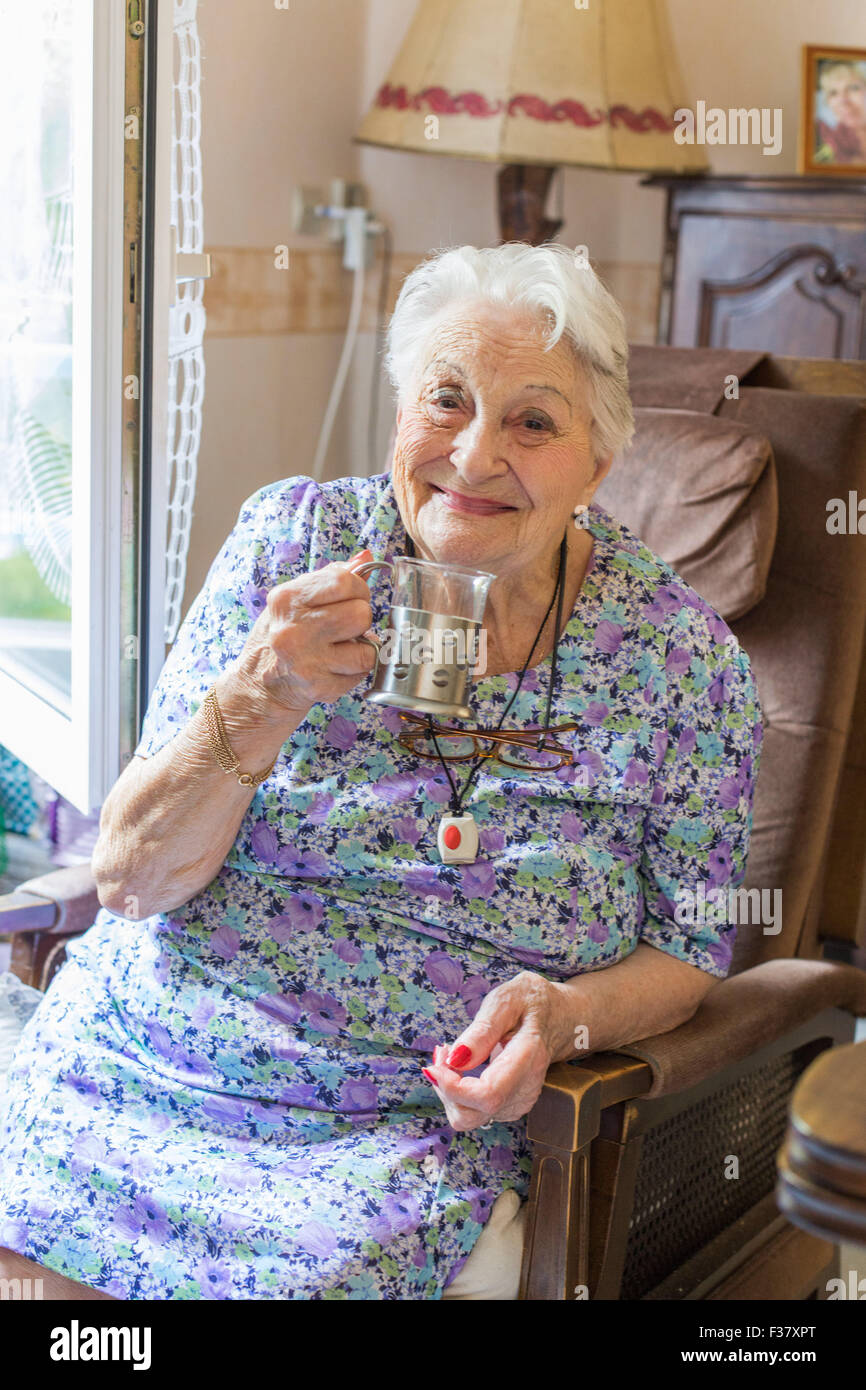 97 Jahre alte Frau zu Hause. Stockfoto