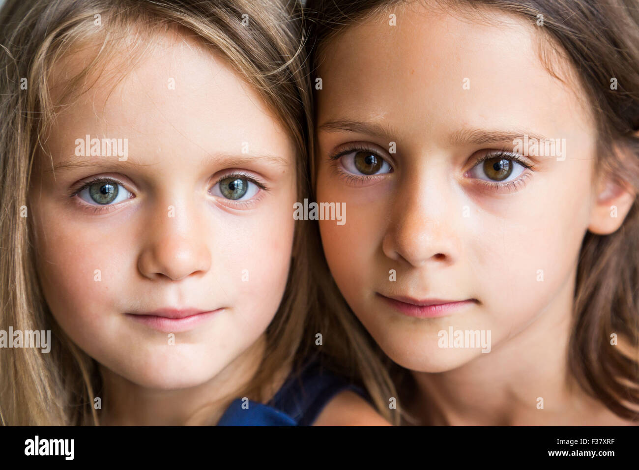 5 und 7 Jahre alten Schwestern. Stockfoto