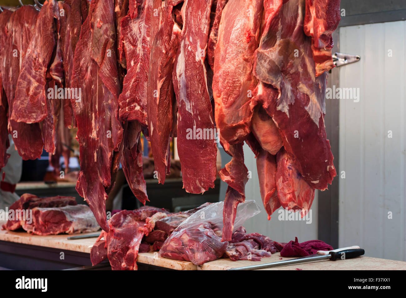 rotes Fleisch auf den Märkten in Lima Peru hängen Stockfoto