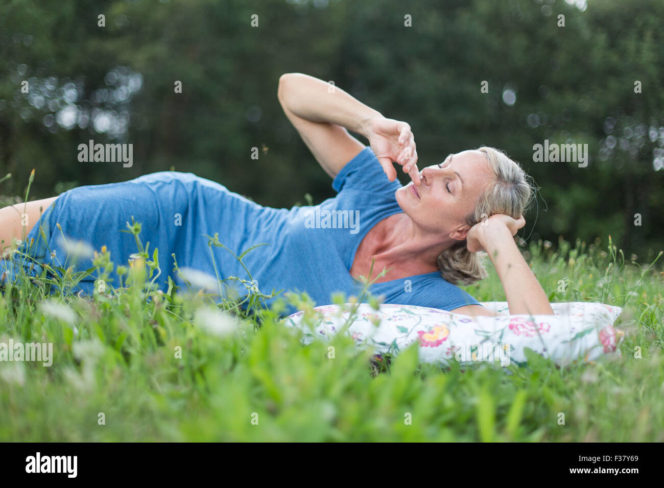 Frau, entspannend auf Rasen. Stockfoto