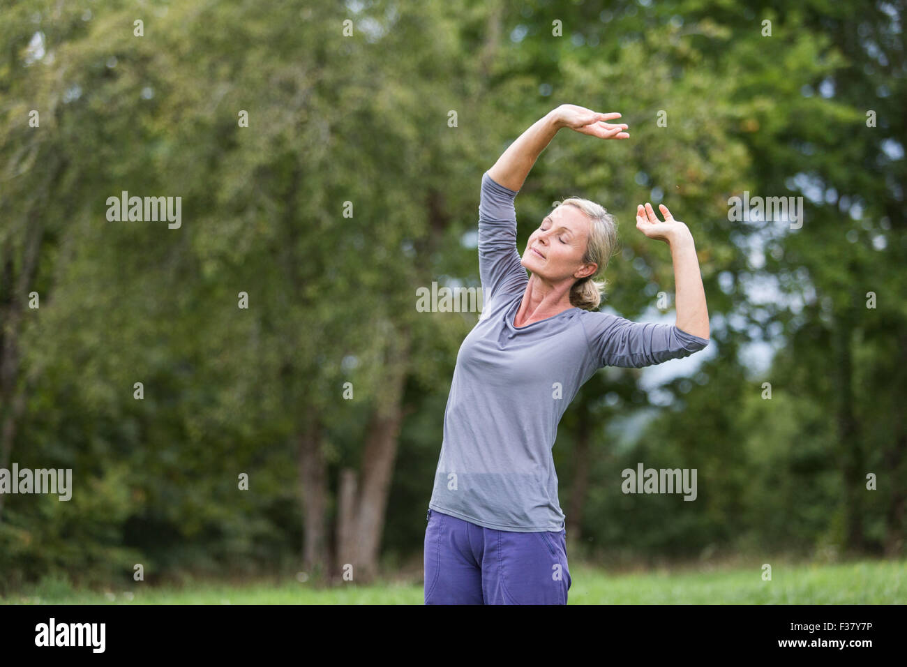 Frau praktizieren Tai Chi. Stockfoto