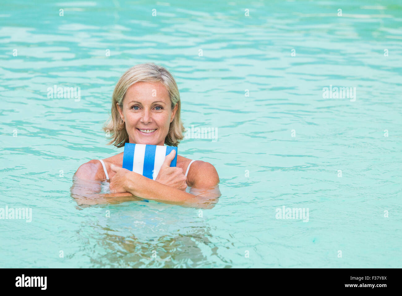 Frau in einem Schwimmbad. Stockfoto