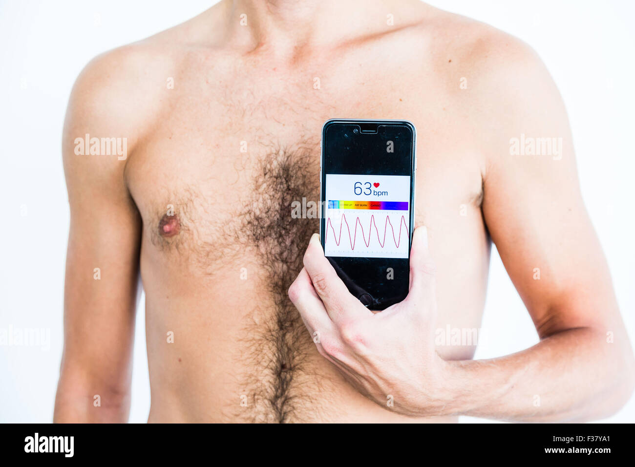 Mann mit einer Anwendung im Gesundheitsbereich auf seinem Iphone. Stockfoto