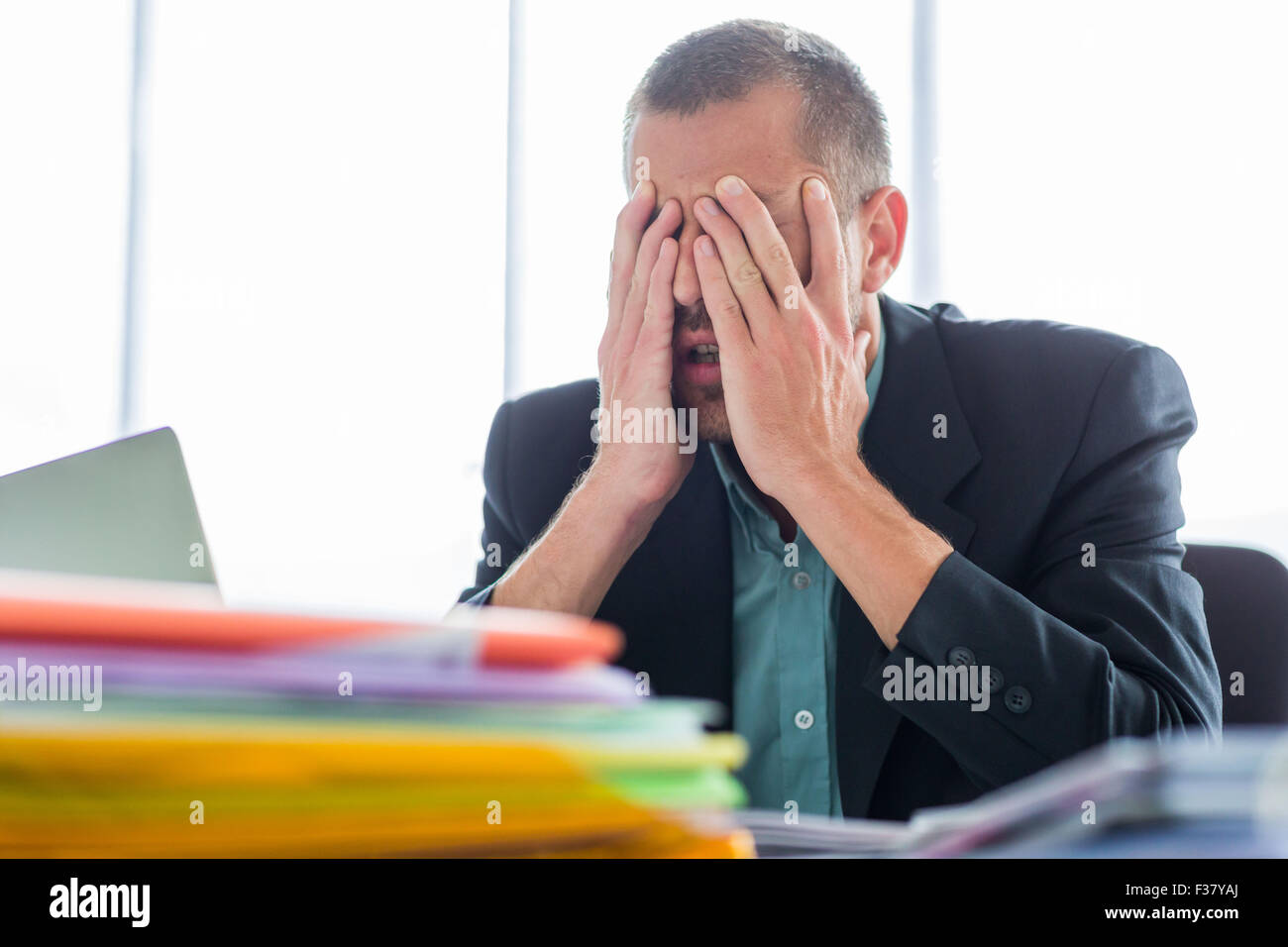 Gestressten Mann bei der Arbeit. Stockfoto