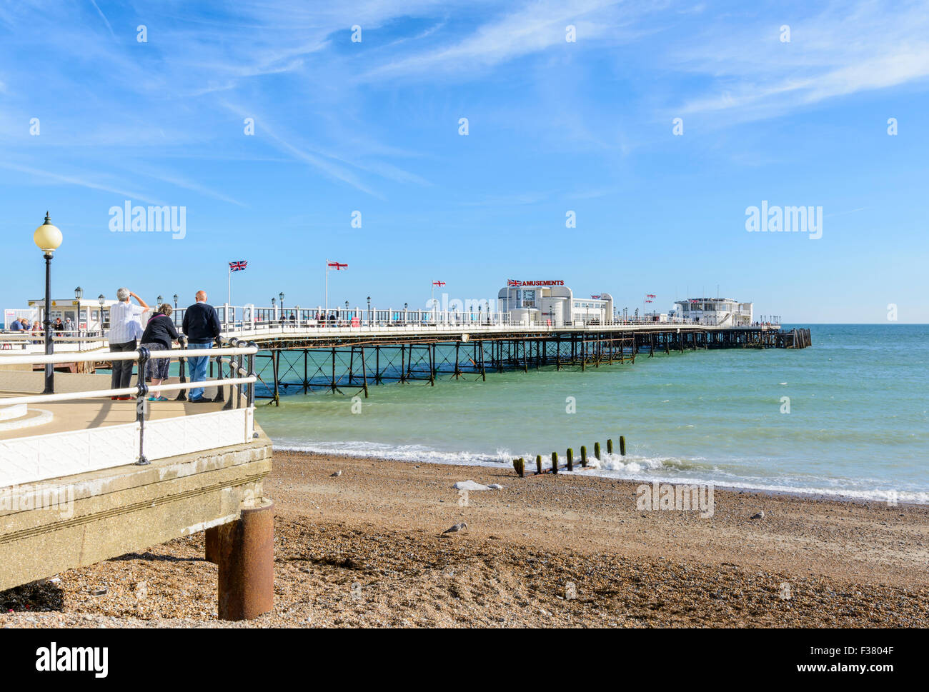Worthing Pier an einem sonnigen Tag im Sommer mit blauem Himmel, Worthing, West Sussex, England, UK. Stockfoto