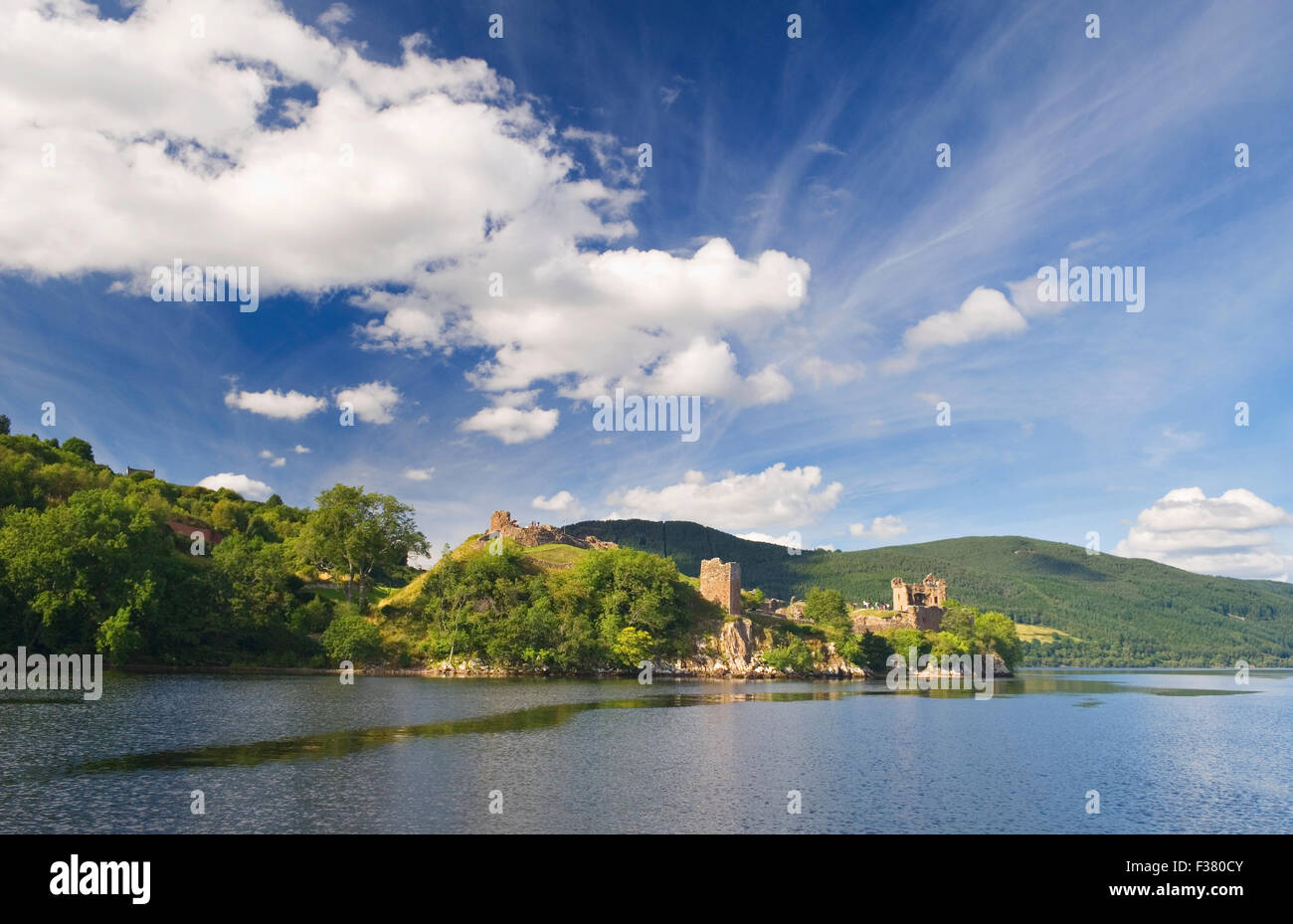 Urquhart Castle und Loch Ness, in der Nähe von Drumnadrochit, Highland Region, Schottland. Stockfoto