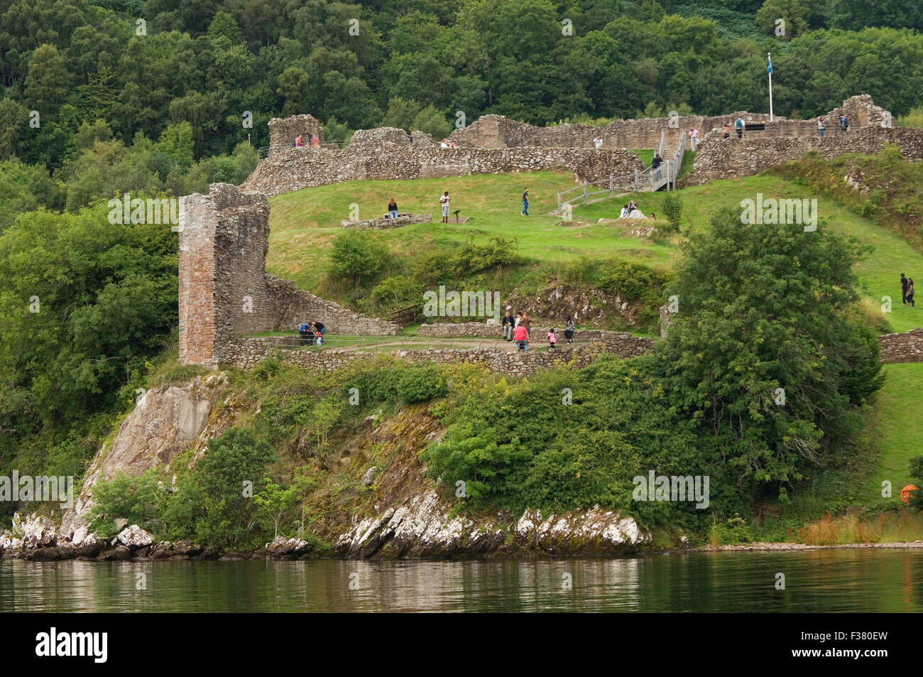 Urquhart Castle und Loch Ness, in der Nähe von Drumnadrochit, Highland Region, Schottland. Stockfoto