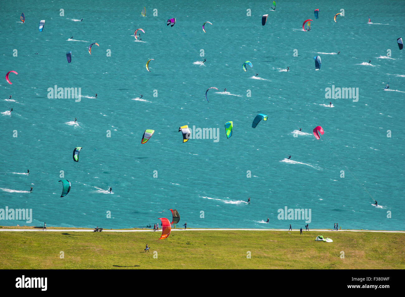 Bild mit viele Kite-Surfer und Windsurfer bewegt sich in einem See. Sie nutzen den Wind auf ihren Brettern auf dem Wasser bewegen. Stockfoto