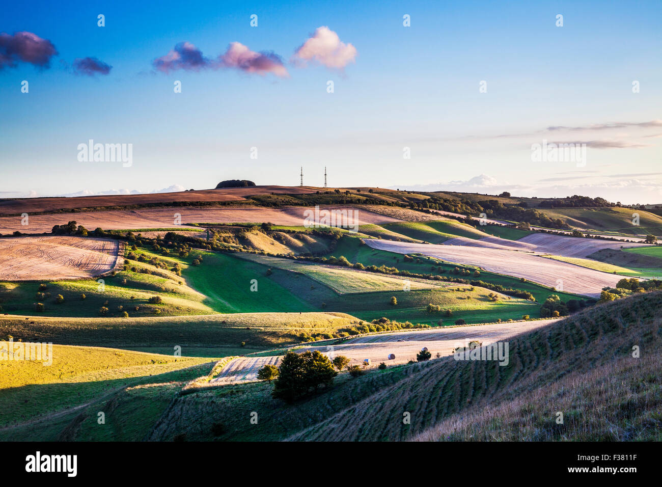 Abendlicht über die Wiltshire Landschaft in Richtung Morgan Hill. Stockfoto