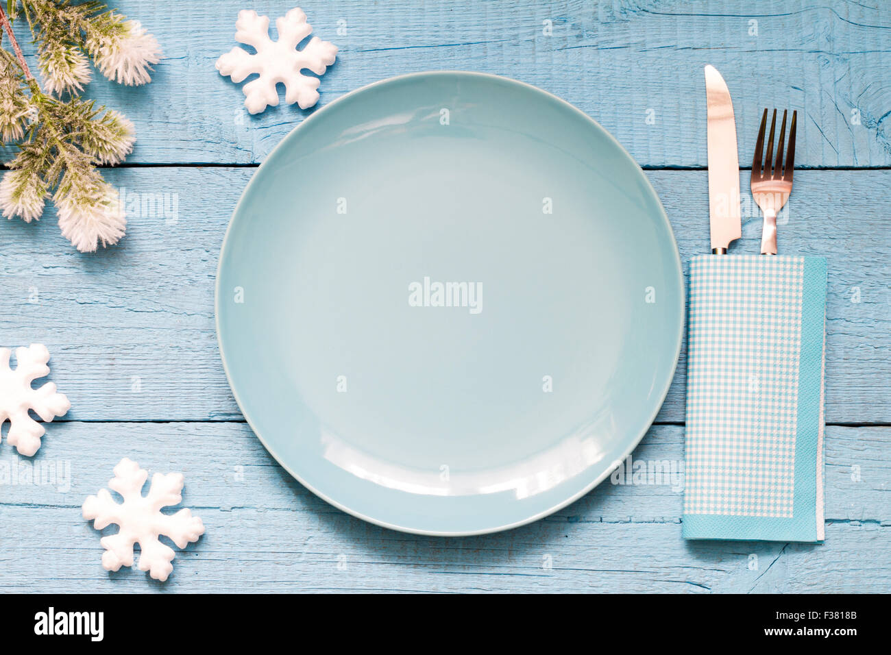 Weihnachtstisch und leeren Teller Hintergrund Konzept Blau Stockfoto
