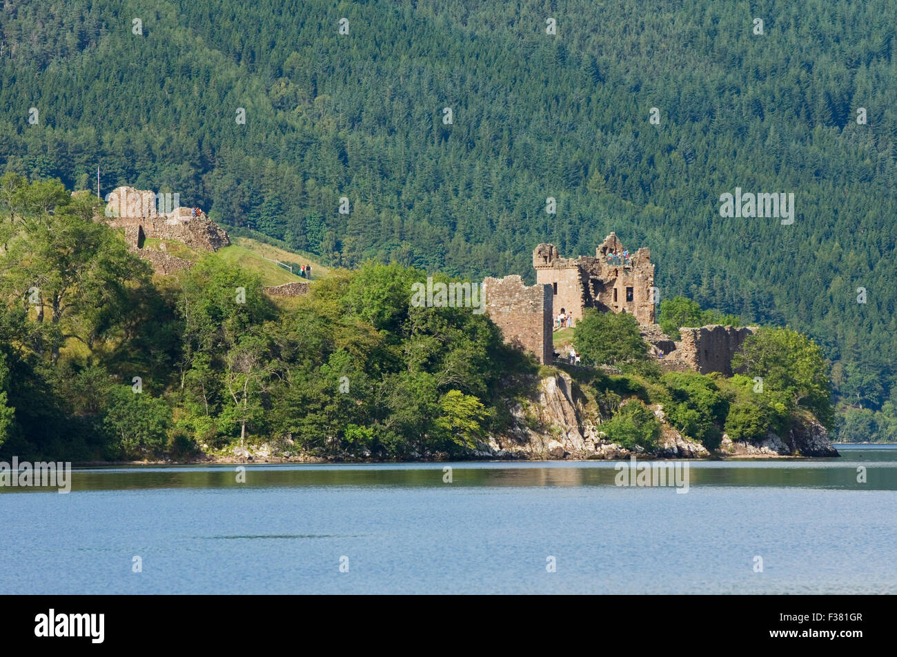 Urquhart Castle und Loch Ness, in der Nähe von Drumnadrochit, Highland Region, Schottland. Stockfoto