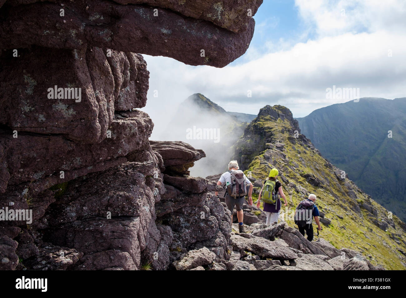 Beenkeragh oder Binn Chaorach Felsgrat mit Wanderer Wandern, Carrauntoohil in MacGillycuddy Reeks, County Kerry, Irland, Irland Stockfoto